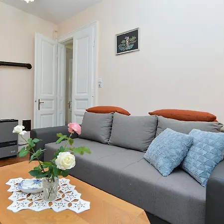 Apartment Ferienwohnung Fuer 5 Personen Ca 60 Qm In Pula, Istrien Istrische Riviera - B61765 *